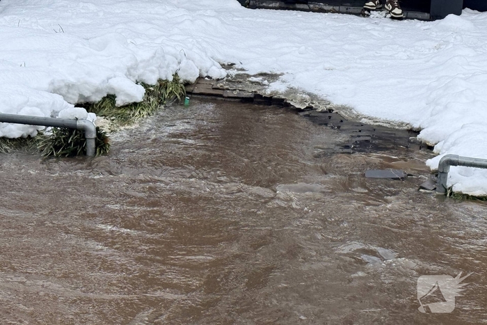 Waterleiding klapt, straat staat blank
