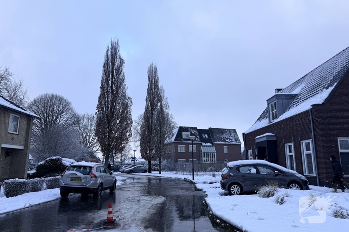 Waterleiding klapt, straat staat blank