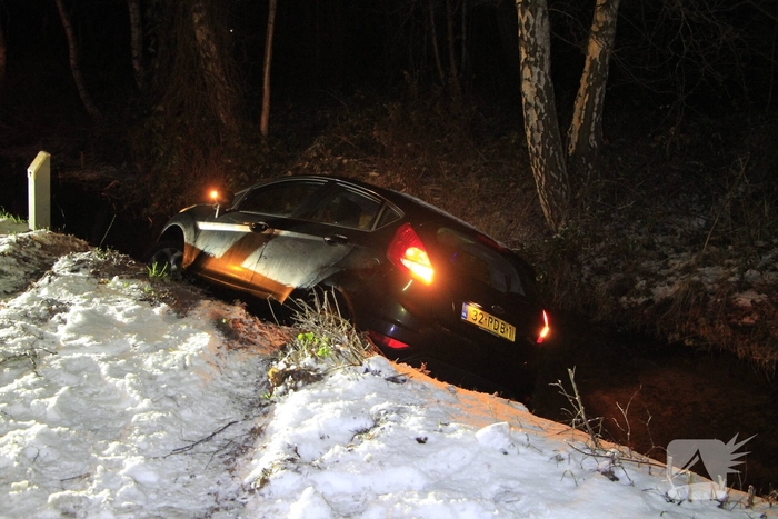 Voertuig te water door gladheid