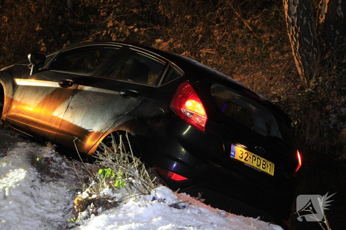 Voertuig te water door gladheid