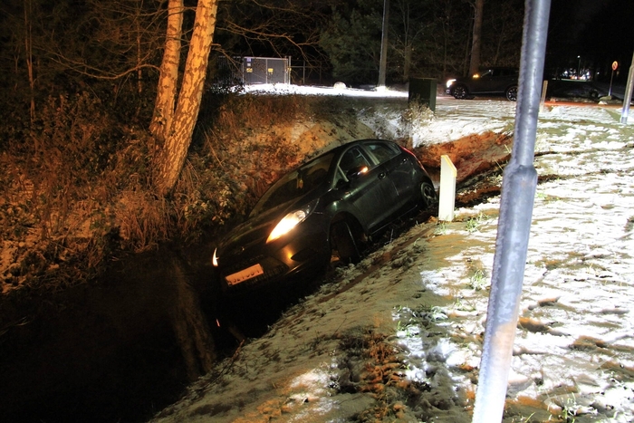Voertuig te water door gladheid