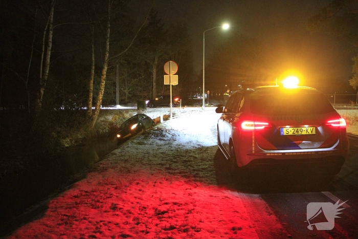 Voertuig te water door gladheid