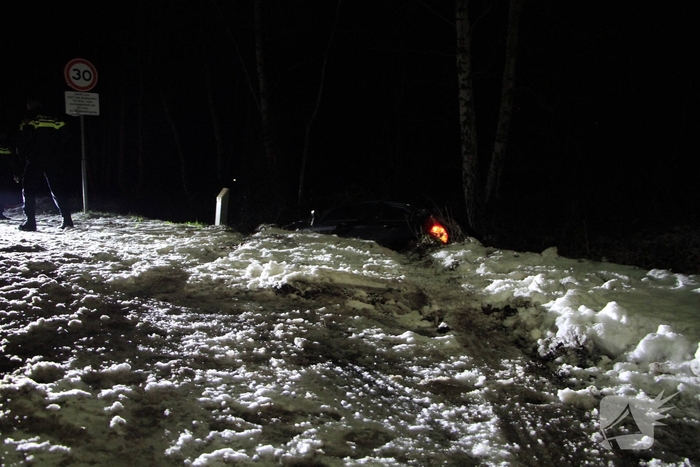 Voertuig te water door gladheid