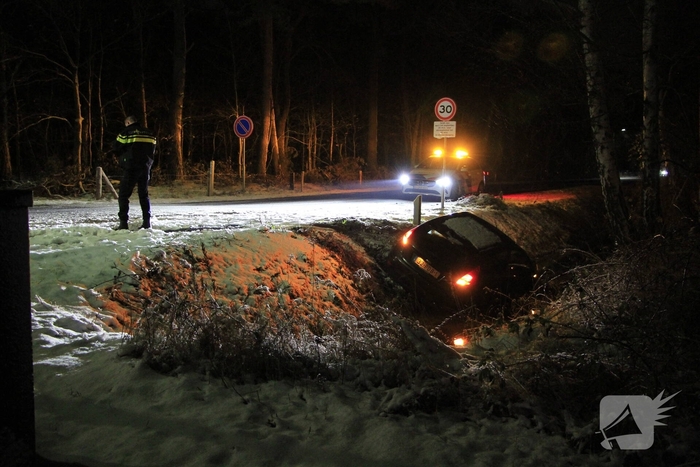 Voertuig te water door gladheid