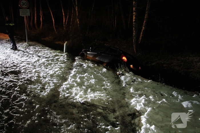 Voertuig te water door gladheid