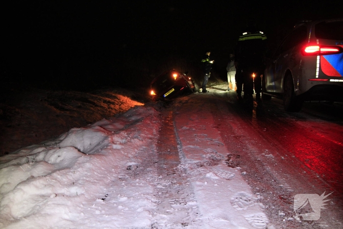 Auto belandt in sloot door gladheid