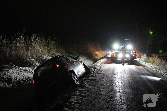 Auto belandt in sloot door gladheid