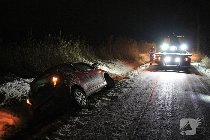 Auto belandt in sloot door gladheid