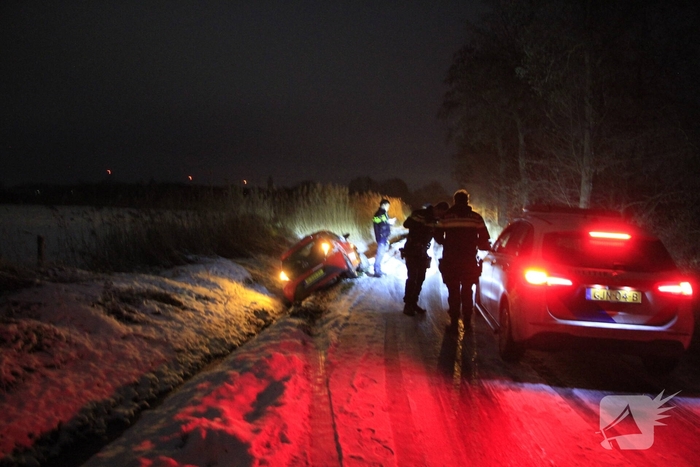 Auto belandt in sloot door gladheid