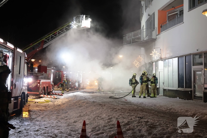 Uitslaande brand in restaurant leidt tot ontruiming appartementen