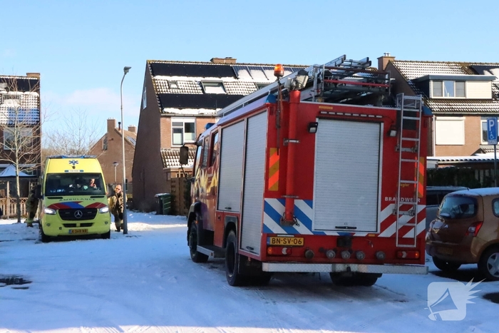 Brandweer bevrijdt vastzittende ambulance uit sneeuw