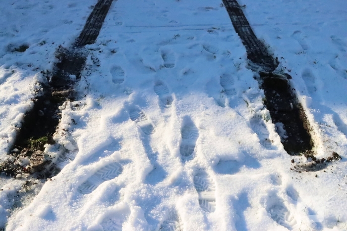 Brandweer bevrijdt vastzittende ambulance uit sneeuw