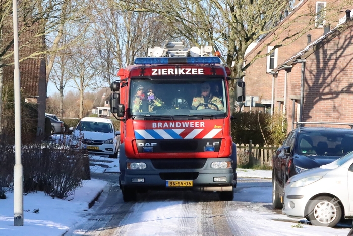 Brandweer bevrijdt vastzittende ambulance uit sneeuw