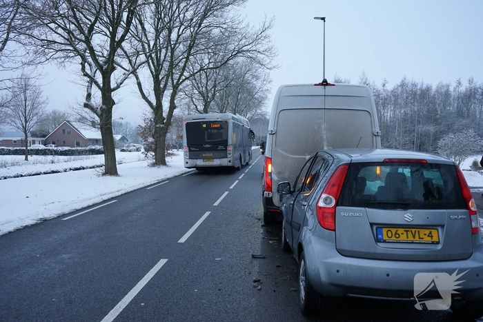 Auto botst op stilstaande bestelbus