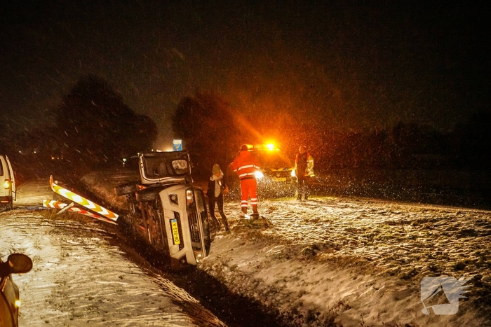 Auto glijdt in sloot door gladheid