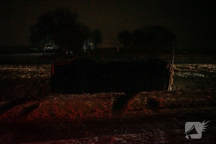 Auto glijdt in sloot door gladheid