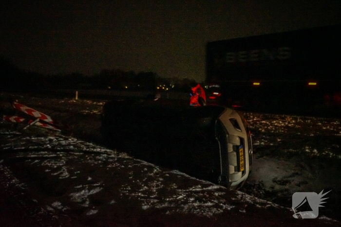 Auto glijdt in sloot door gladheid