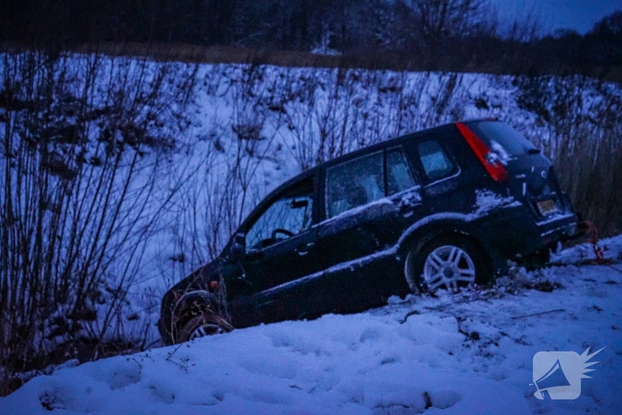 Auto belandt in sloot na driftpartij