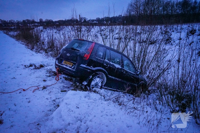 Auto belandt in sloot na driftpartij