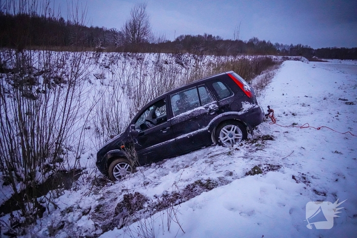 Auto belandt in sloot na driftpartij