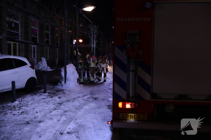 Brandweer bestrijdt brand in zorginstelling