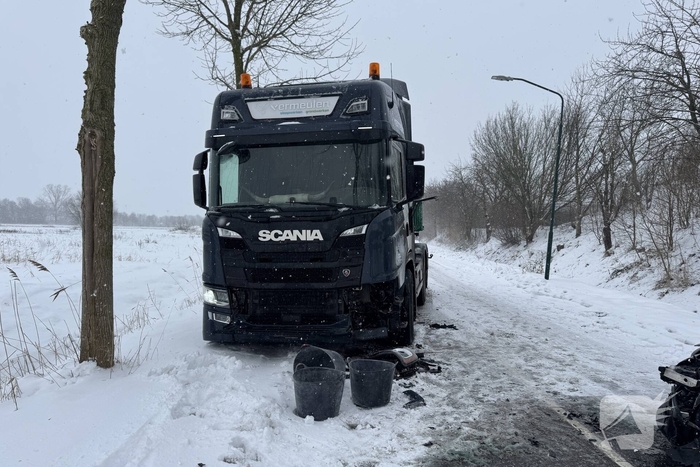 Vrachtwagen en Tesla betrokken bij ongeval