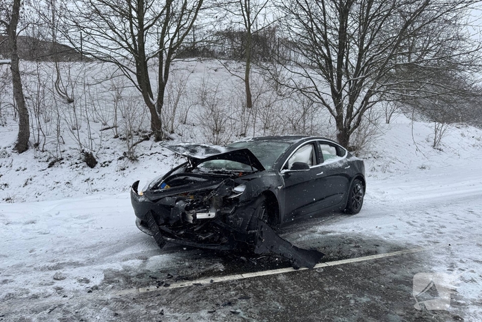 Vrachtwagen en Tesla betrokken bij ongeval