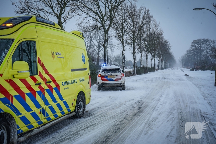 Auto raakt van de weg door gladheid