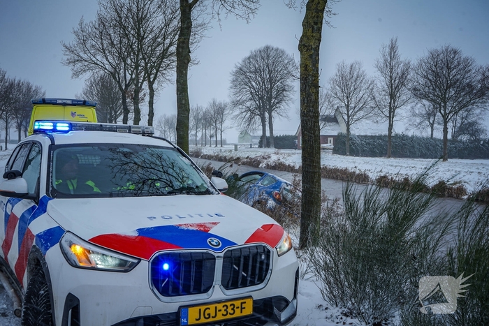 Auto raakt van de weg door gladheid