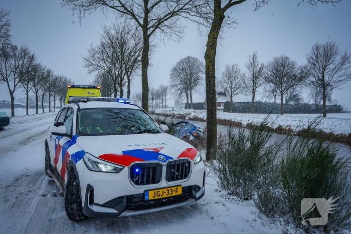 Auto raakt van de weg door gladheid