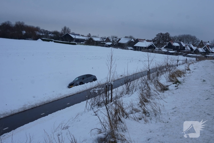Voertuigen van dijk geraakt door gladheid