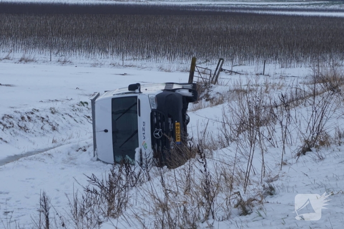 Voertuigen van dijk geraakt door gladheid