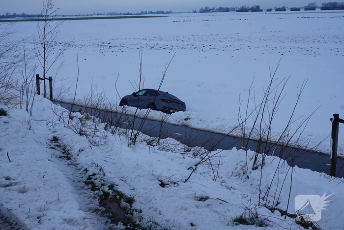 Voertuigen van dijk geraakt door gladheid