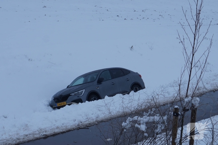 Voertuigen van dijk geraakt door gladheid