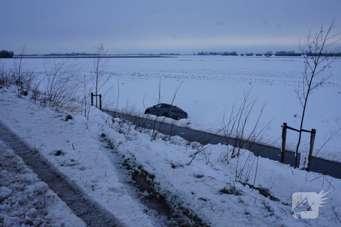 Voertuigen van dijk geraakt door gladheid