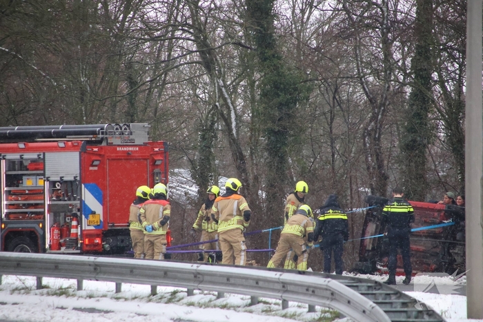 Auto komt op zijkant terecht door gladheid