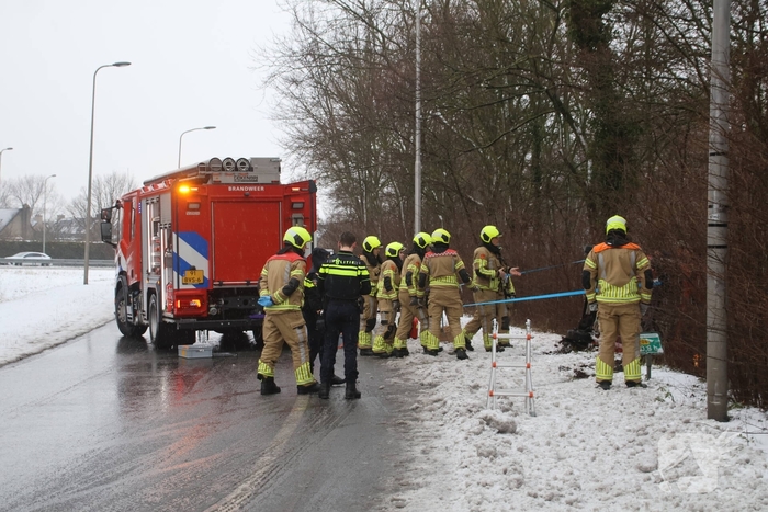 Auto komt op zijkant terecht door gladheid