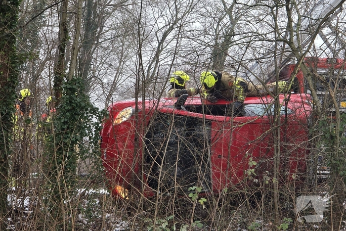Auto komt op zijkant terecht door gladheid