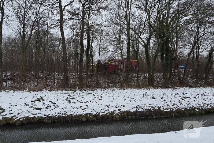 Auto komt op zijkant terecht door gladheid