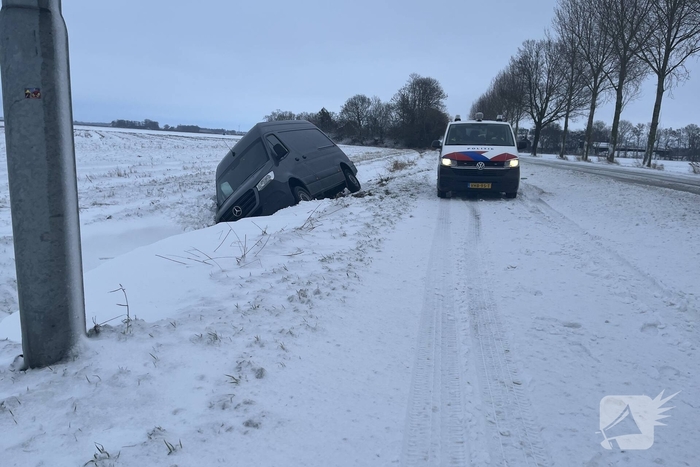 Voertuig belandt in sloot door gladheid