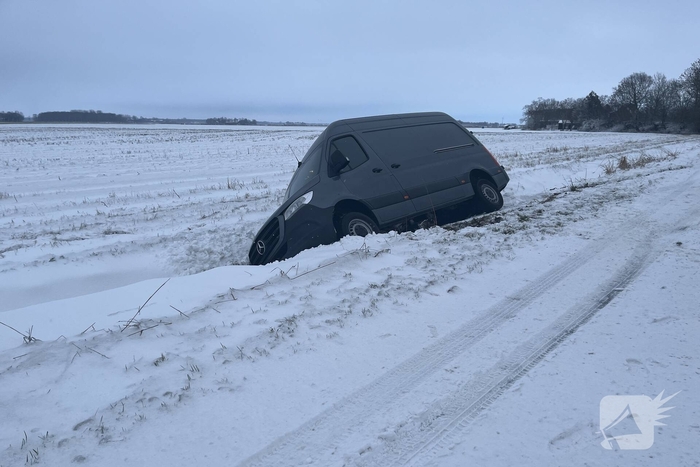 Voertuig belandt in sloot door gladheid