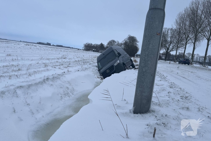 Voertuig belandt in sloot door gladheid
