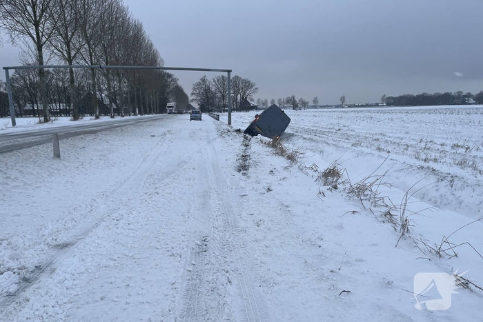 Voertuig belandt in sloot door gladheid