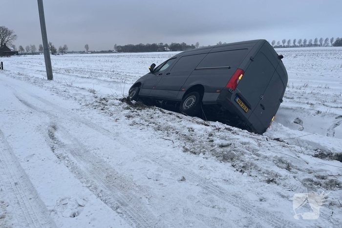 Voertuig belandt in sloot door gladheid