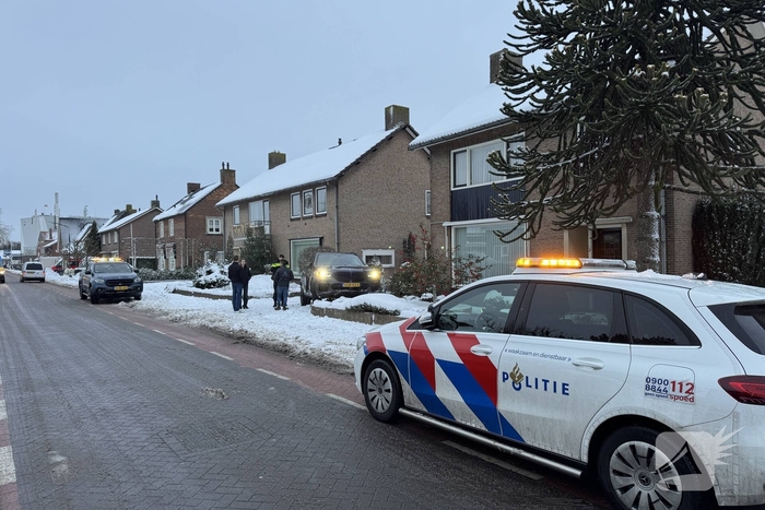 BMW crasht in voortuin na botsing