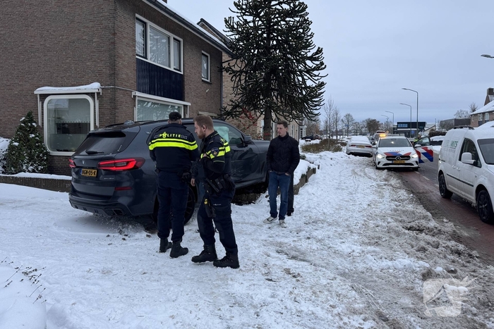 BMW crasht in voortuin na botsing