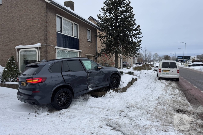BMW crasht in voortuin na botsing