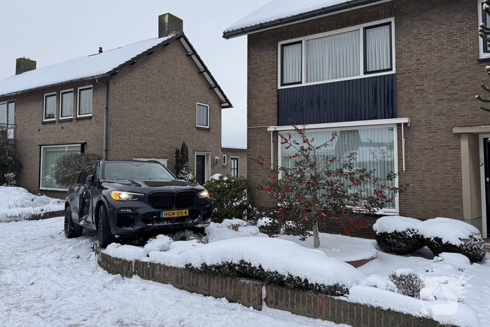 BMW crasht in voortuin na botsing