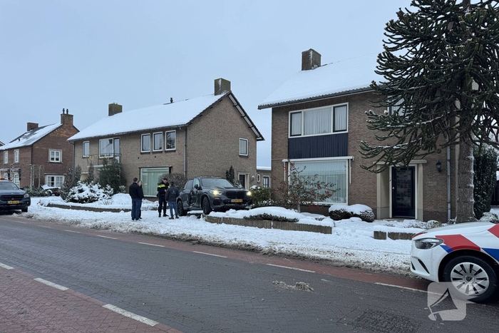 BMW crasht in voortuin na botsing