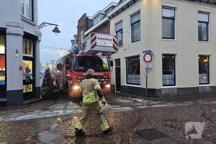 Middelbrand in snackbar zorgt voor rookpluimen